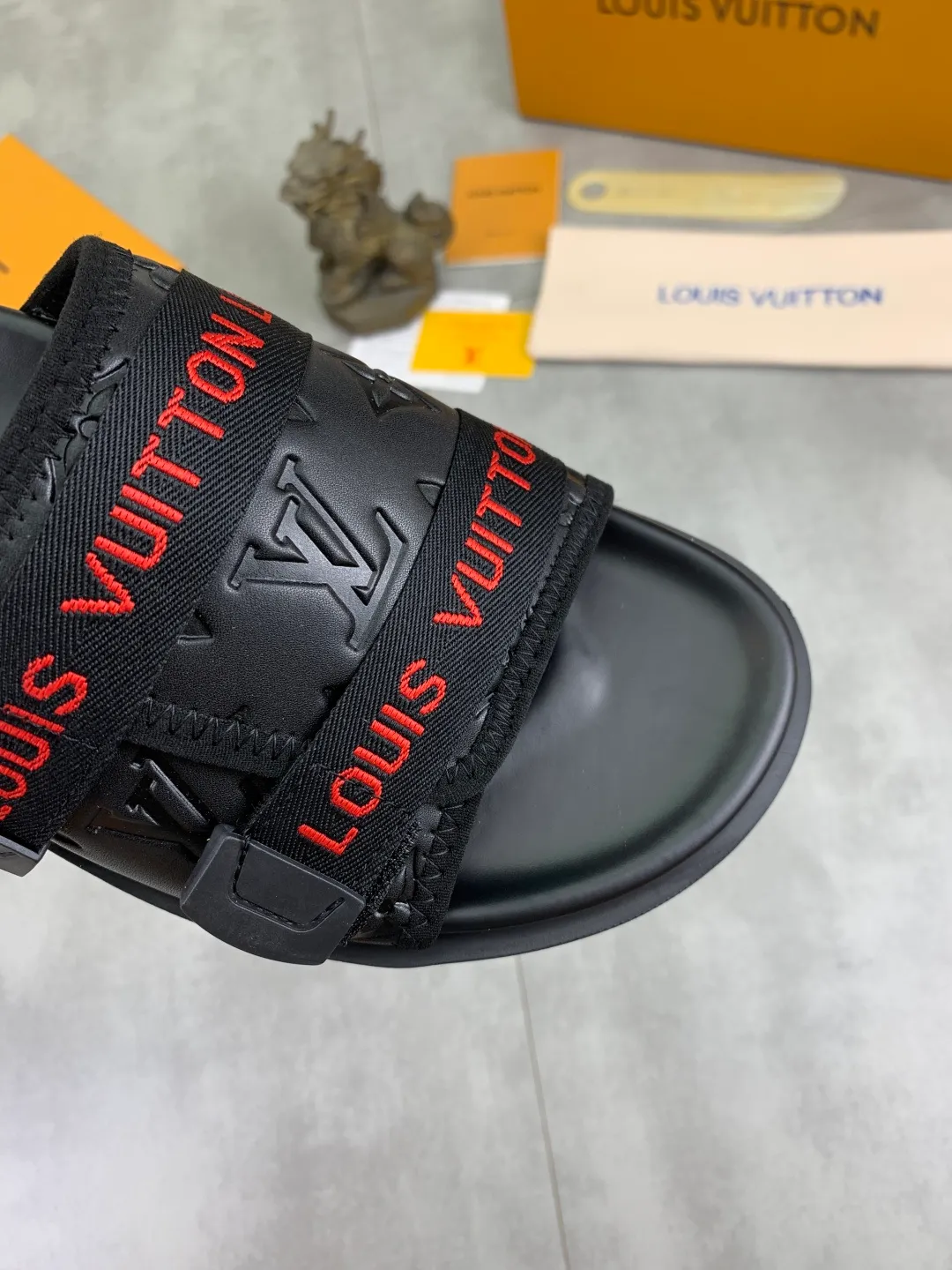 Men's shoes 💰P320💰【New style】🆘 Original quality 【LOUIS VUITTON】The popular Louis Vuitton LV men's slippers on the official website are on sale simultaneously! Original fabric imported from Italy, original factory special supply, code number: 38-44 (45 customized), many colors available
